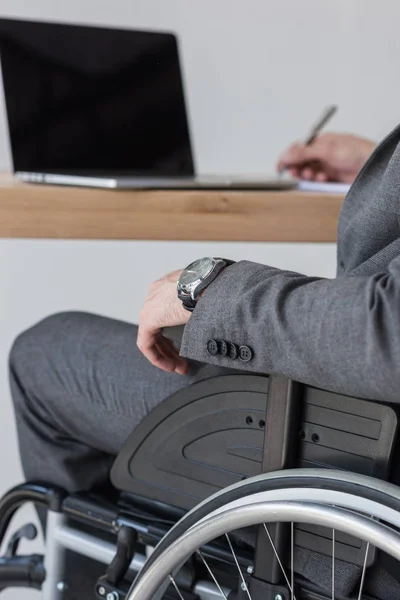 Behinderter Geschäftsmann arbeitet im Büro — Stockfoto