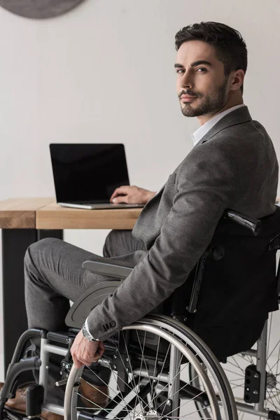 Empresario discapacitado trabajando en el cargo - foto de stock