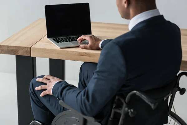 Американский бизнесмен-инвалид, работающий на ноутбуке — стоковое фото