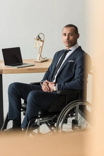 Homme d'affaires afro-américain handicapé — Photo de stock