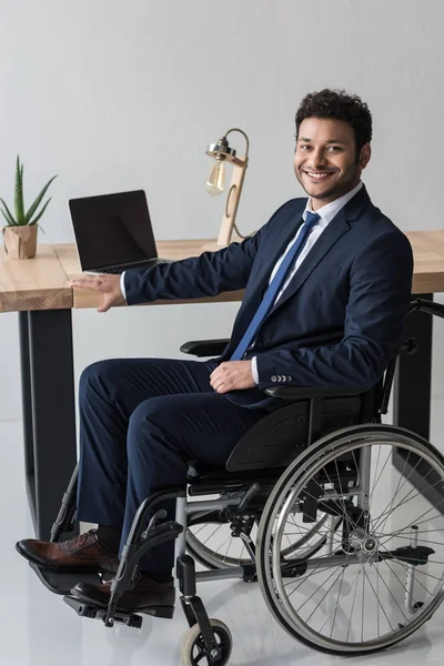 Hombre de negocios afroamericano discapacitado - foto de stock