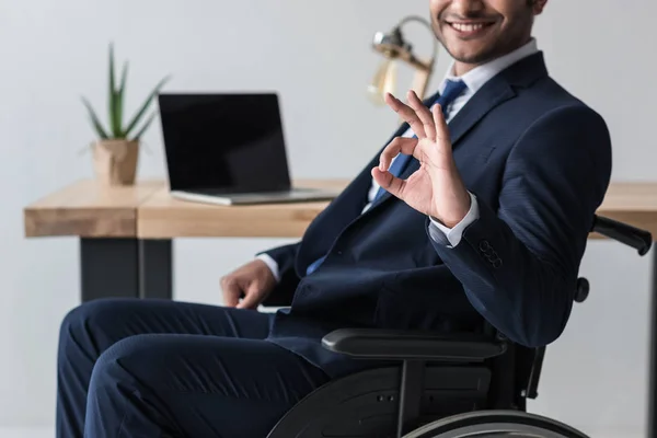 Behinderter Geschäftsmann zeigt Okay — Stockfoto