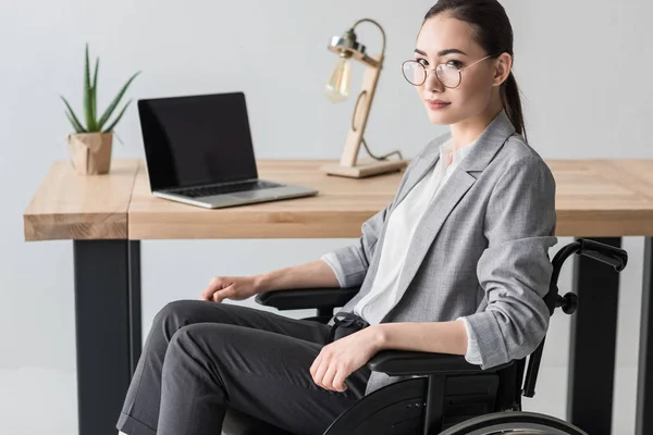 Discapacitado asiático mujer de negocios en oficina - foto de stock