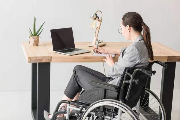 Handicapé asiatique femme d'affaires dans bureau — Photo de stock