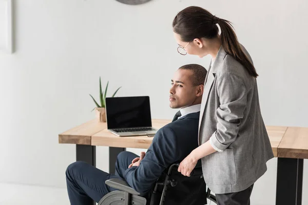 Empresarios multiétnicos en el lugar de trabajo - foto de stock