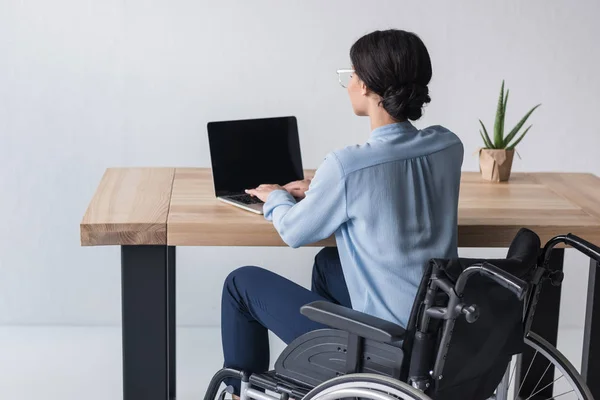 Disabled african american businesswoman at workplace — Stock Photo