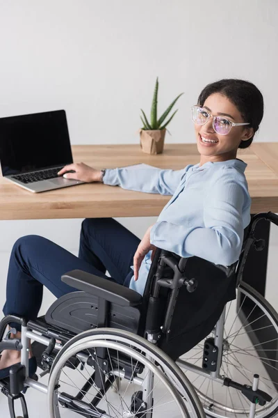 Disabled african american businesswoman at workplace — Stock Photo