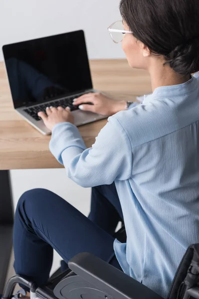 Disabled african american businesswoman at workplace — Stock Photo