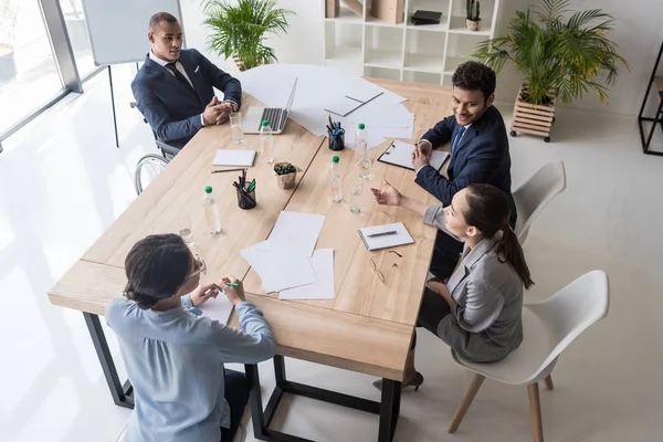 Multikulturelle Unternehmer diskutieren neue Strategie — Stockfoto