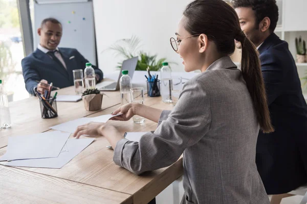 Femme d'affaires asiatique lors d'une réunion au bureau — Photo de stock