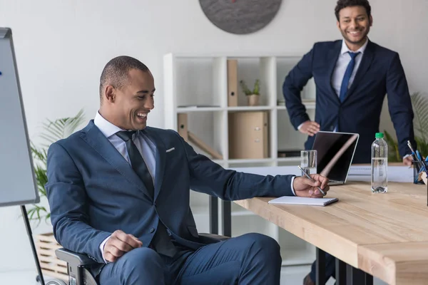 Афроамериканські бізнесмени в офісі — стокове фото
