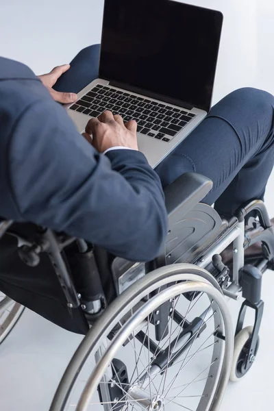 Uomo d'affari afro-americano disabile con laptop — Foto stock