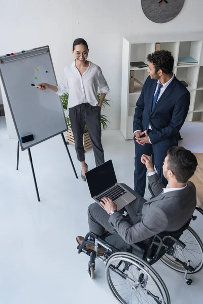 Empresarios multiculturales que trabajan juntos - foto de stock