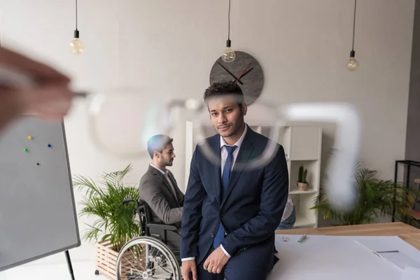 Pensativo hombre de negocios afroamericano - foto de stock