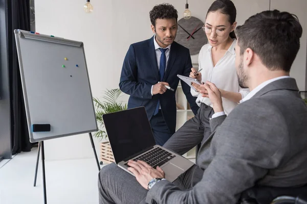 Empresarios multiculturales que debaten sobre el trabajo - foto de stock