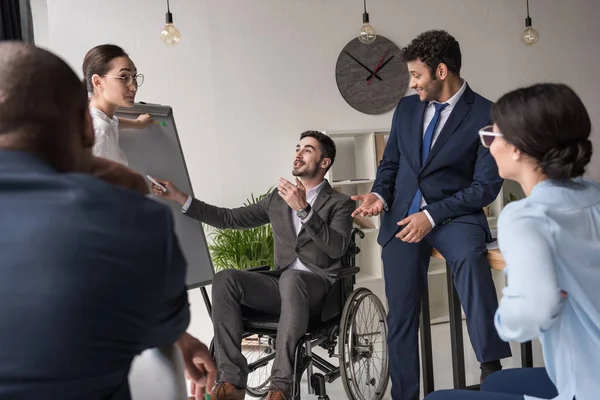 Imprenditori multiculturali che discutono di strategia aziendale — Foto stock