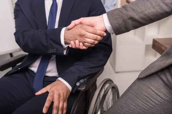 Empresarios dándose la mano - foto de stock