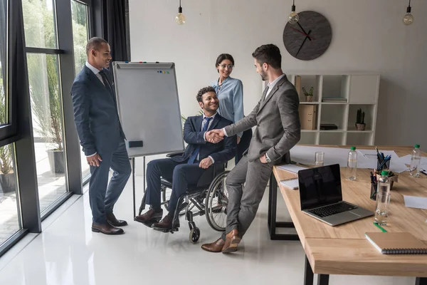 Socios comerciales multiculturales estrechando las manos - foto de stock