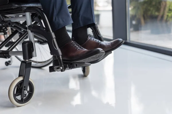 Hombre de negocios discapacitado en silla de ruedas - foto de stock