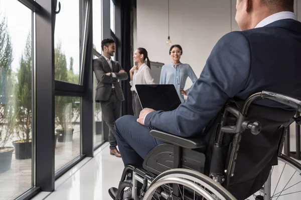 Empresario discapacitado con computadora portátil - foto de stock