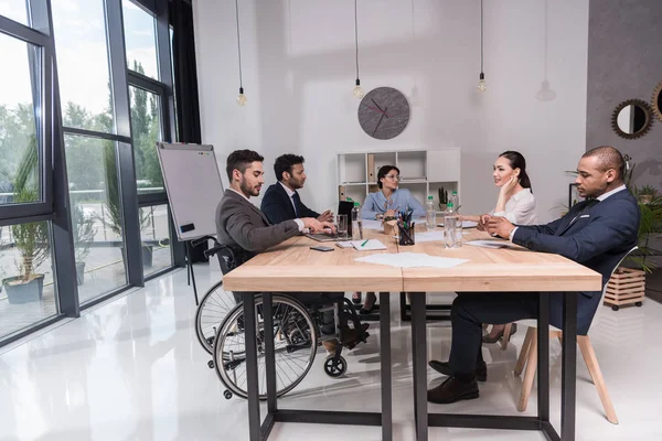 Empresarios multiculturales discutiendo nueva idea - foto de stock