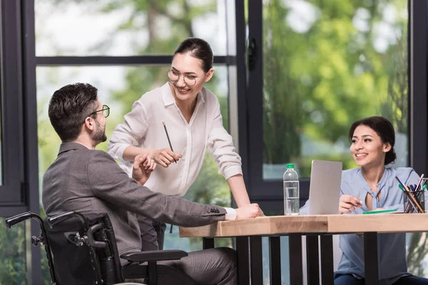 Empresarios multiculturales que trabajan juntos - foto de stock