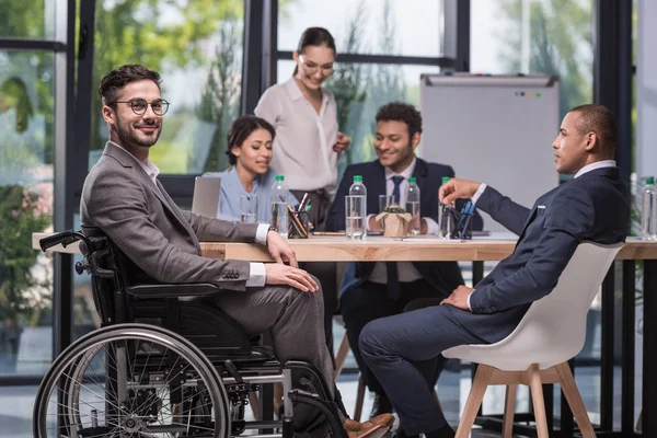 Uomo d'affari disabile sorridente — Foto stock