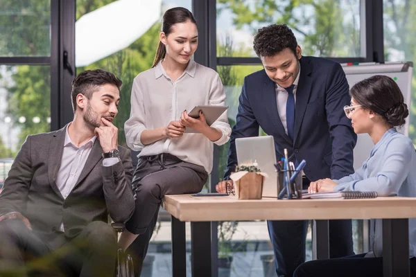 Empresários multiculturais no local de trabalho — Fotografia de Stock