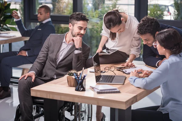 Équipe d'entreprises multiethniques — Photo de stock