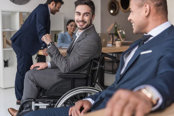 Uomo d'affari disabile sorridente in ufficio — Foto stock