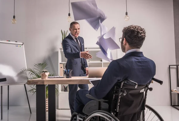 Hombres de negocios afroamericanos gritándole a su colega - foto de stock