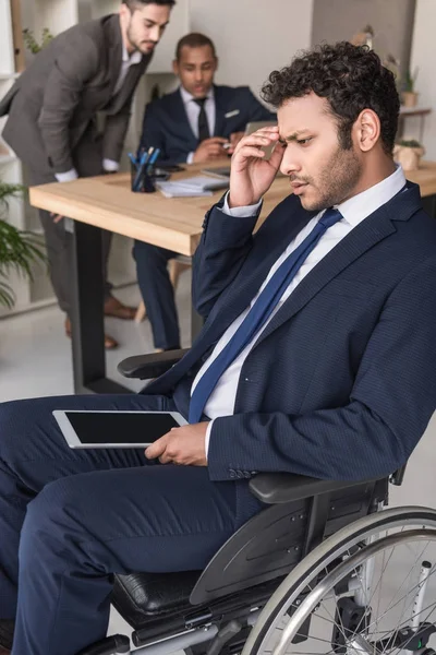 Hombre de negocios afroamericano discapacitado con tableta - foto de stock