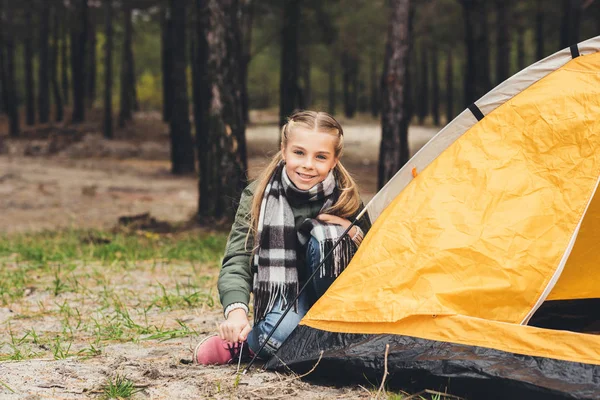 Criança instalar barraca de acampamento — Fotografia de Stock