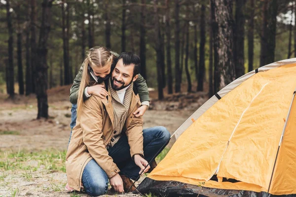 Vater und Tochter bauen Zelt auf — Stockfoto