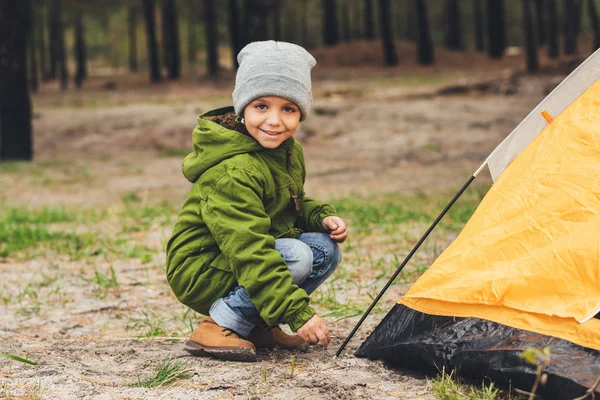 Garçon assis près de tente de camping — Photo de stock