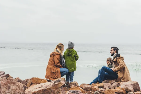 Familia pasar tiempo en la orilla del mar - foto de stock