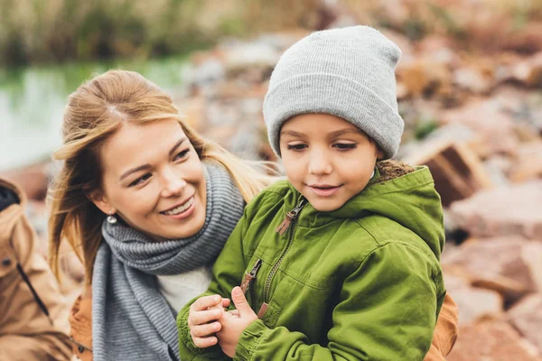 Mutter und Sohn verbringen Zeit miteinander — Stockfoto