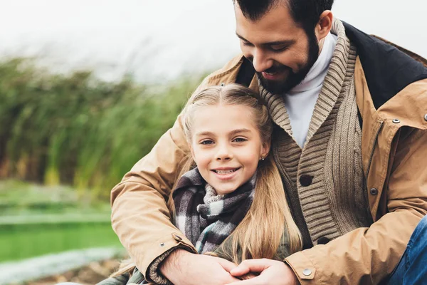 Father and daughter embracing outdoors — Stock Photo