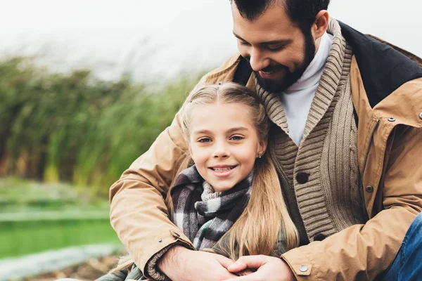 Père et fille embrassant à l'extérieur — Photo de stock