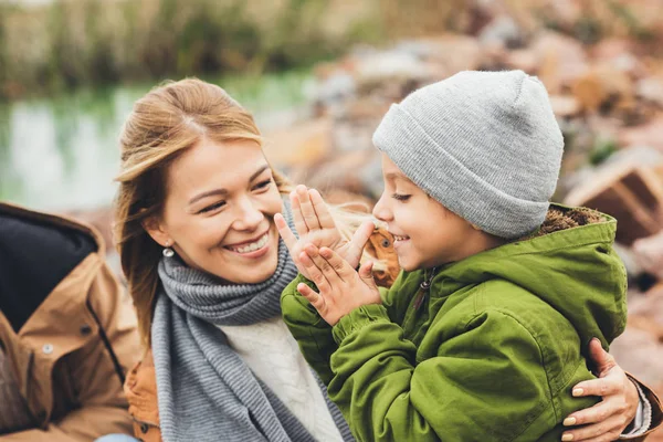 Mãe e filho passando tempo juntos — Fotografia de Stock