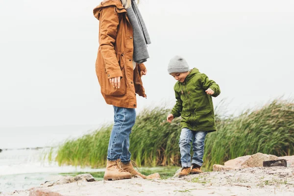 Mother and son spending time on coast — Stock Photo