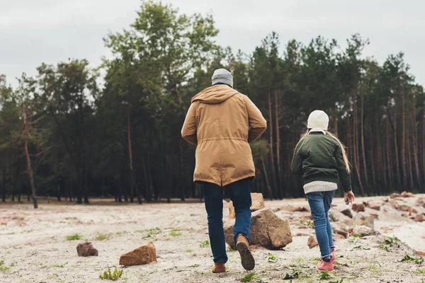 Padre e figlia camminano sulla natura — Foto stock