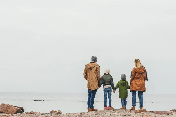 Семья с видом на море — стоковое фото