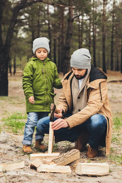 Père et fils coupant le bois pour le feu de joie — Photo de stock