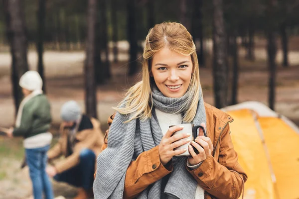 Frau mit Becher Heißgetränk im Freien — Stockfoto