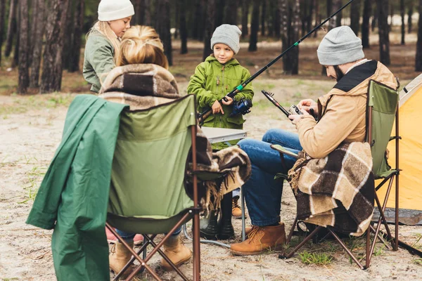 Famille en voyage de camping — Photo de stock