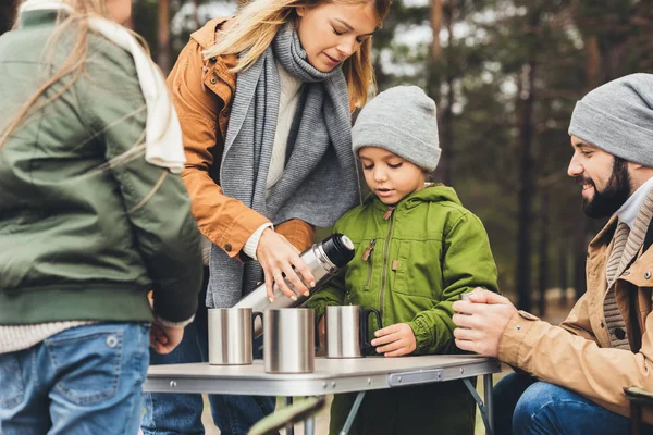 Mère verser le thé de thermos pour les enfants — Photo de stock