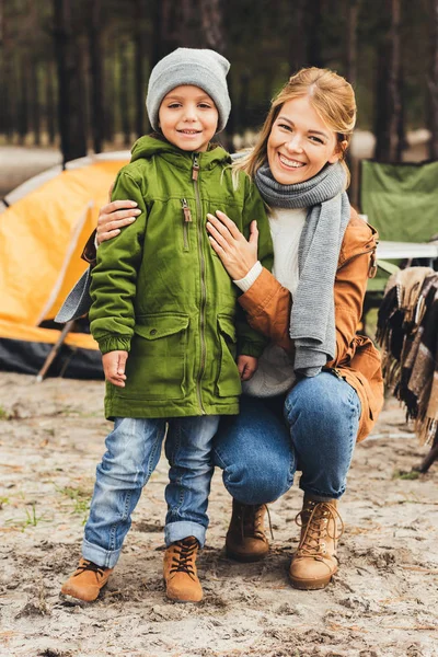 Madre e hijo en viaje de camping - foto de stock