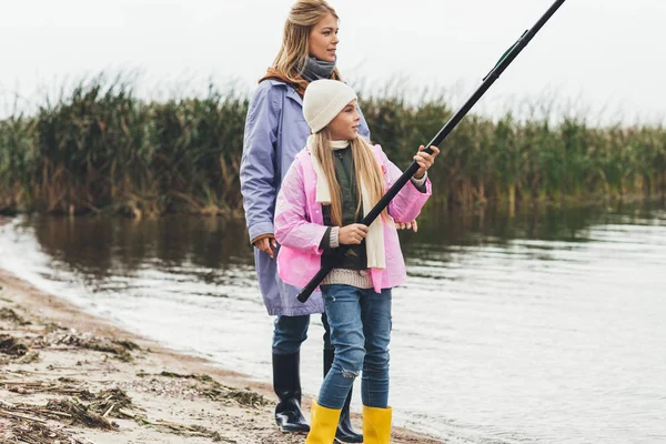 Madre e hija pescando juntas - foto de stock