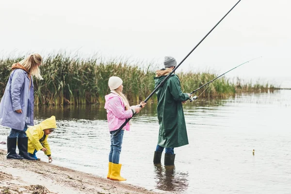 Family fishing together — Stock Photo